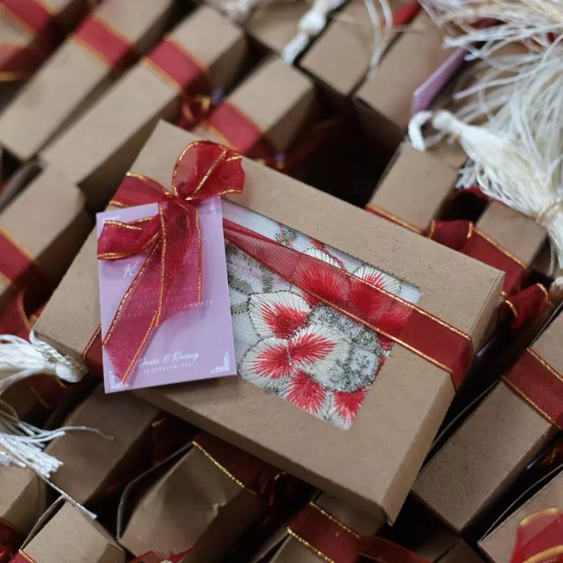 3. Souvenir dan Hadiah Custom