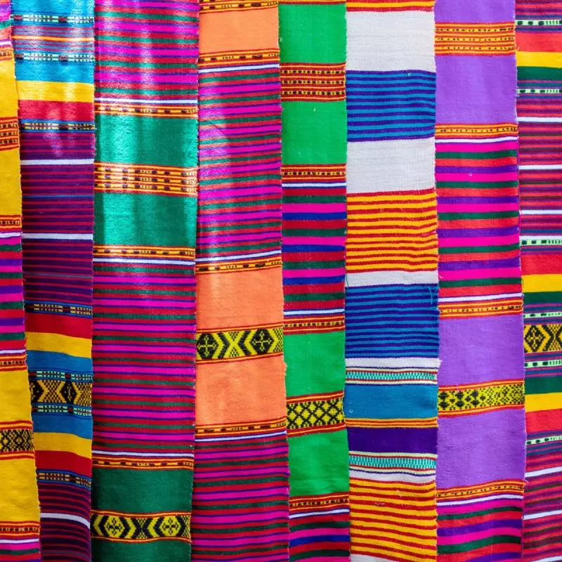 7. Tekstil Berdesain Etnik dan Budaya Lokal